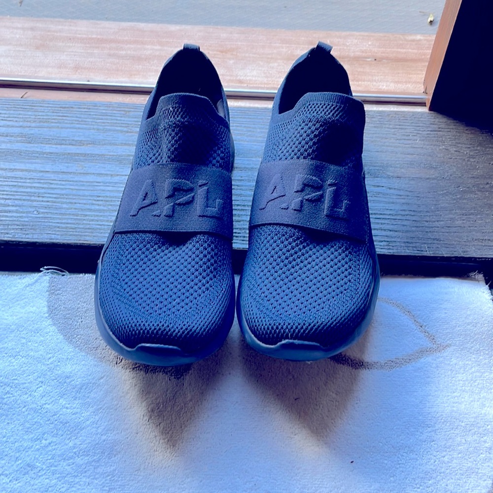 APL Blue Techloom sneakers. Size 9. Never worn.